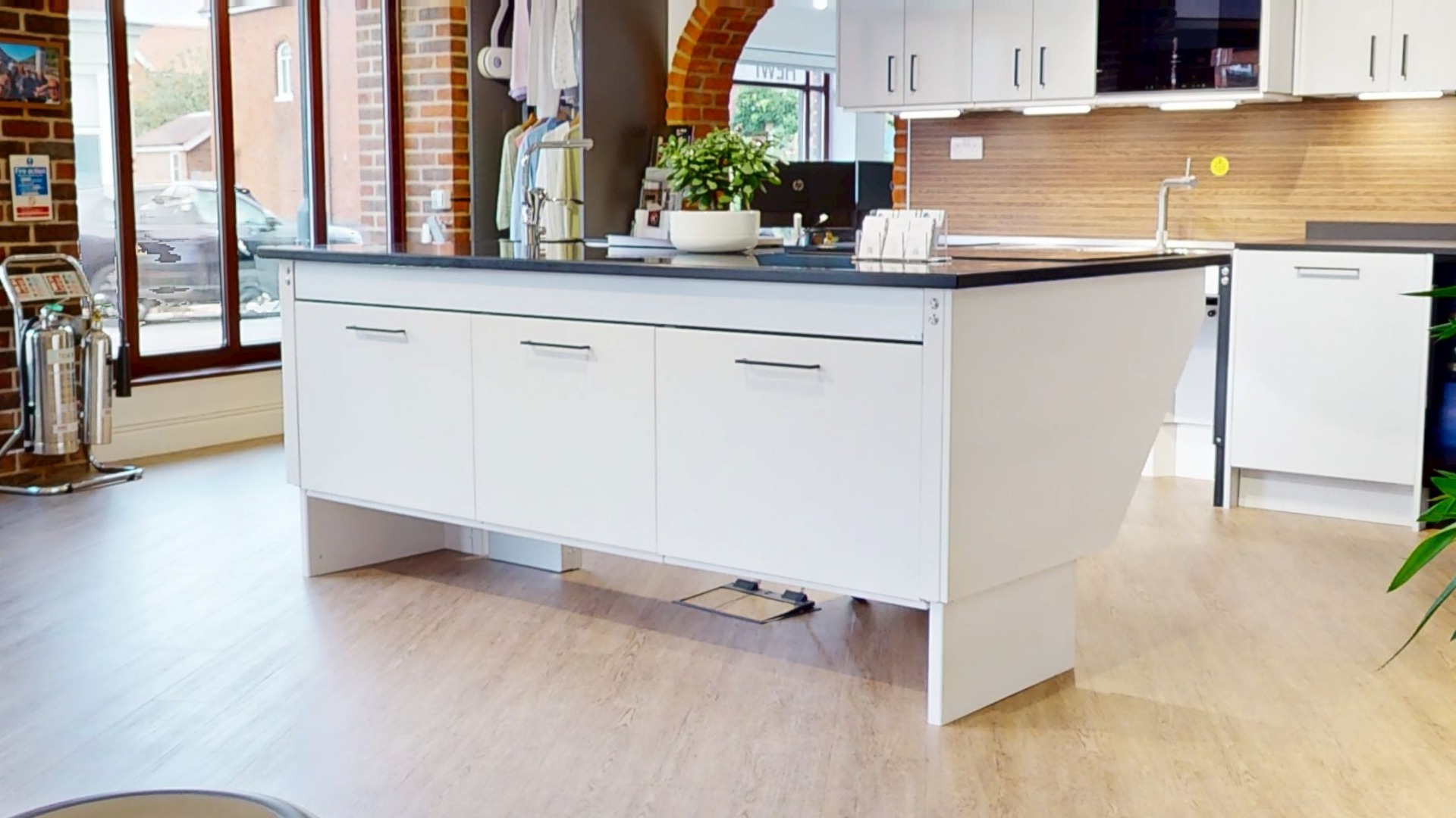 Granberg Centerlift 6490H installed in Independent 4 Life Kitchen One showroom