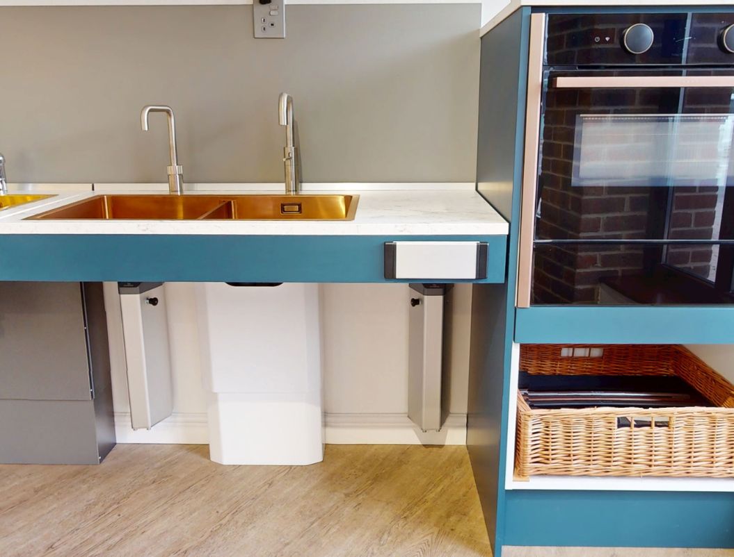 Kitchen Three gas-assisted worktop and copper sink