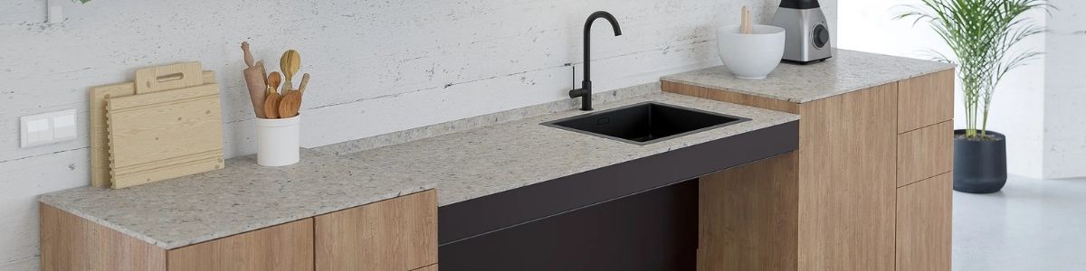 Long height-adjustable kitchen worktop with sink and hob