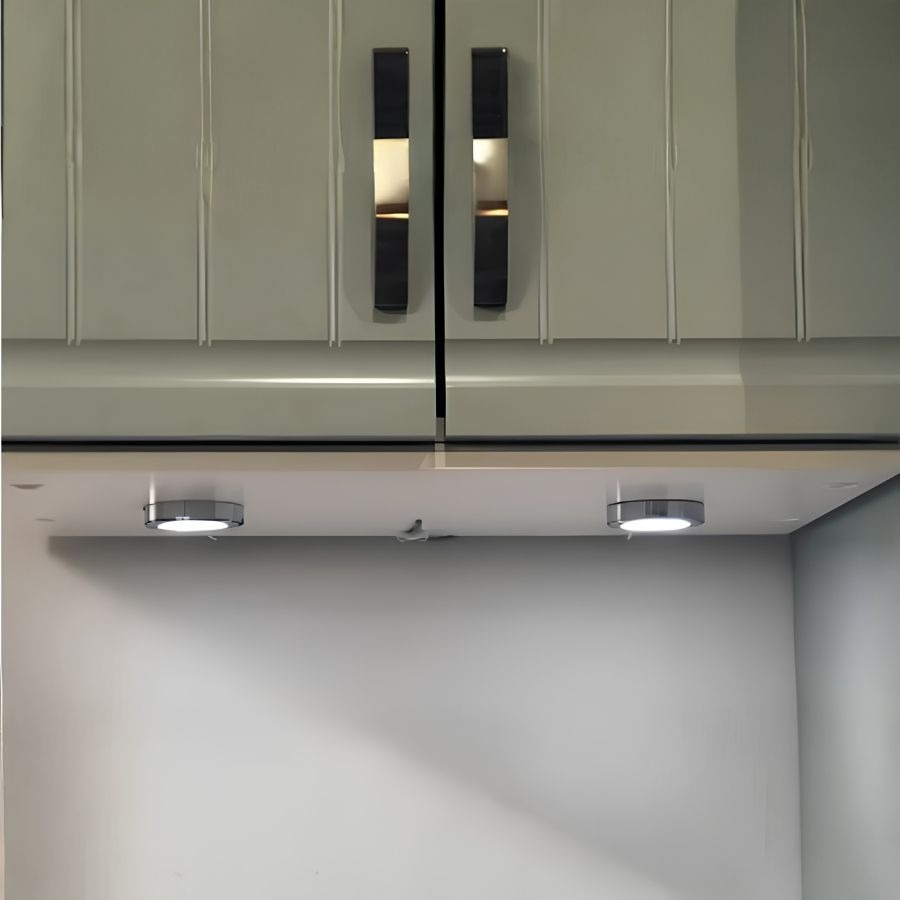 Height-adjustable worktops, a key function of an adapted kitchen