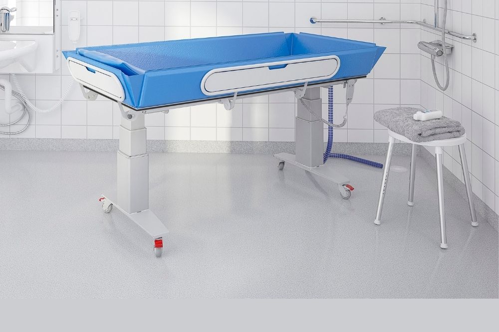 Height-adjustable mobile Granberg nursing table in a care environment