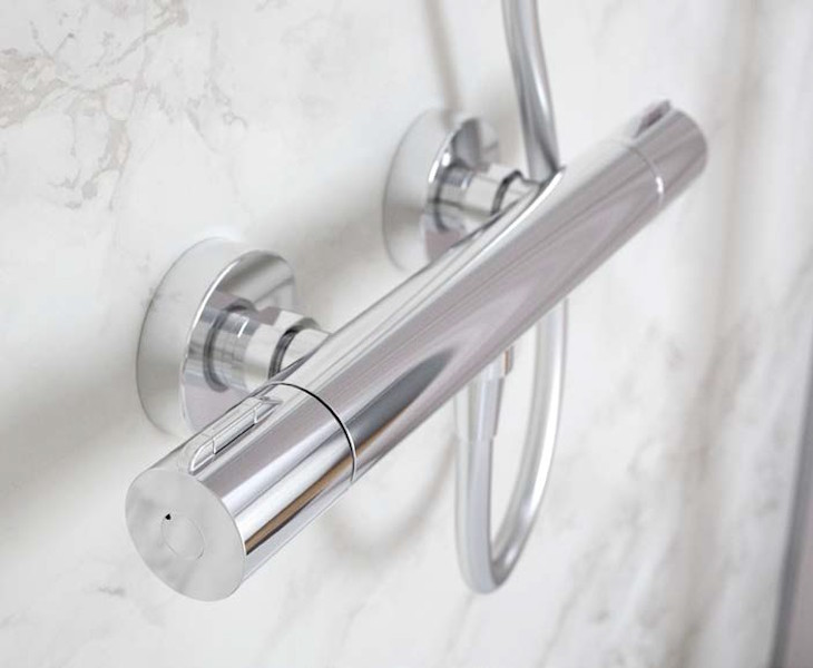 Thermostatic mixer shower for accessible and adapted bathroom installations